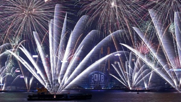 Грандиозные фейерверки в Лондоне, мороз в Нью-Йорке, сгоревшая новогодняя елка в Южно-Сахалинске (фото, видео)
