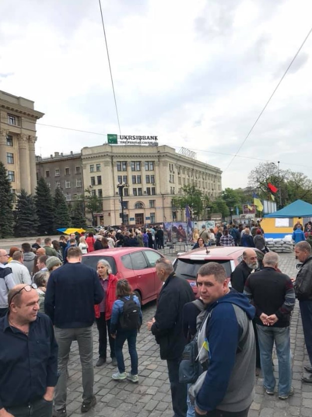 «Харьков против русского мира»: сеть впечатлили фото противников сноса волонтерской палатки в центре города