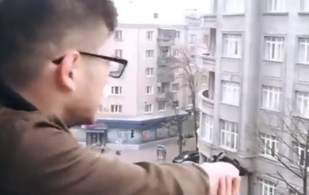 Харьковчанин открыл беспорядочную стрельбу с балкона квартиры