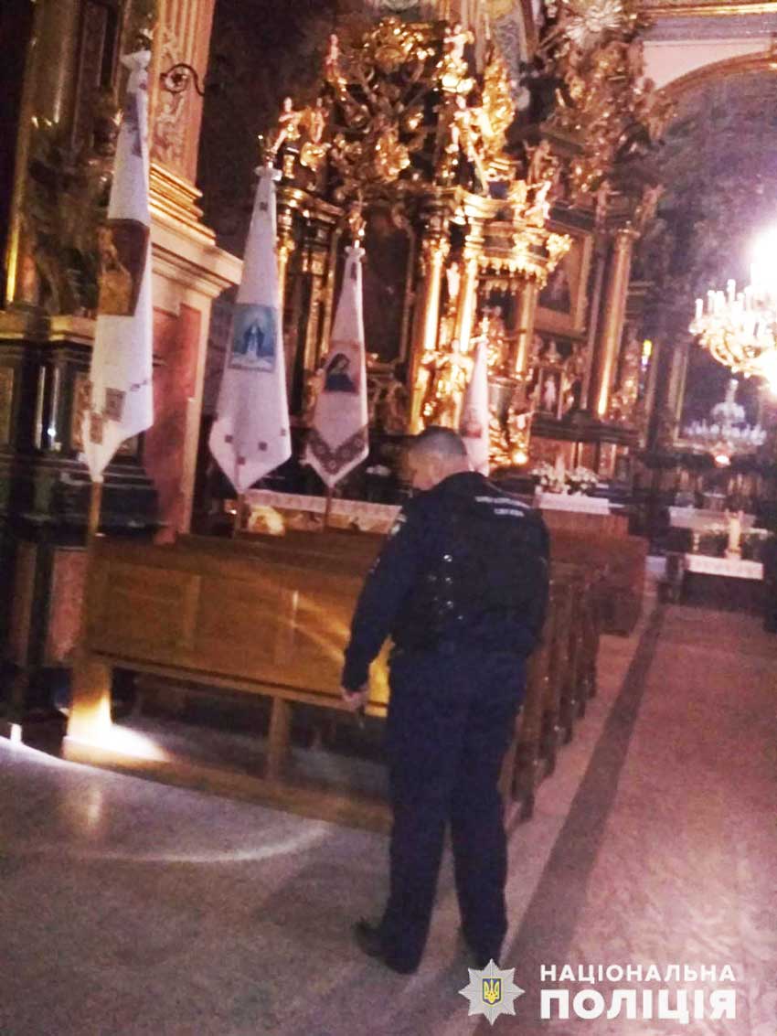 Искали “взрывники” и собака: во Львове на Пасху заминировали семь церквей (фото)