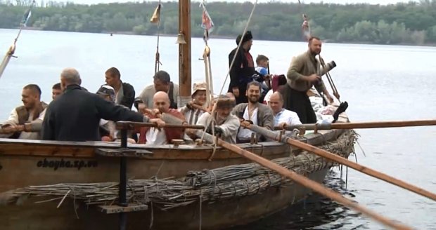 Из Запорожья в Херсон отправилось старинное казацкое судно