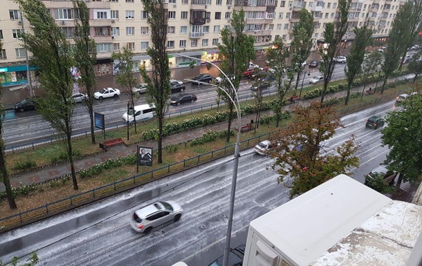 Киев накрыл ливень с грозой, улицы залило водой