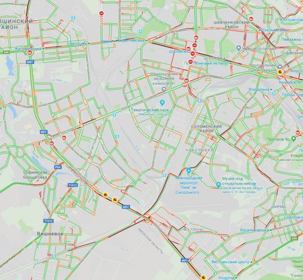 Киев сковали многочисленные пробки