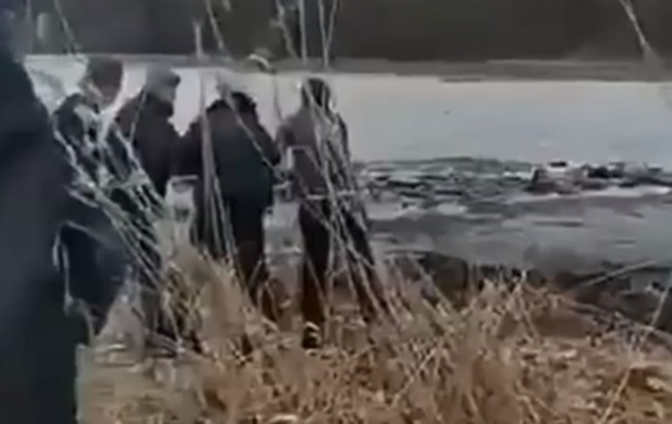 Киевляне спасли детей, провалившихся под лед
