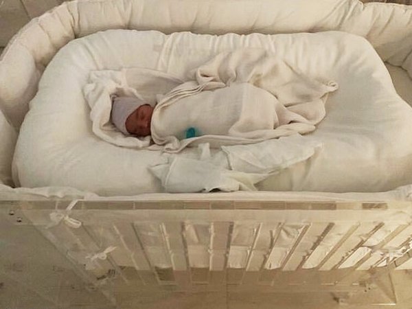 Ким Кардашьян показала четвертого ребенка и назвала его странное имя (фото)