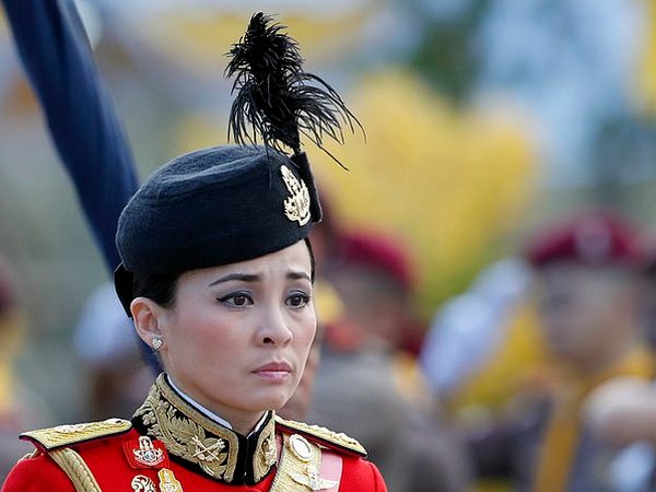 Король Таиланда неожиданно женился на генерале (фото) Король Таиланда неожиданно женился на генерале (фото)