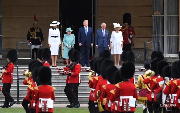 Королева Елизавета II приняла Трампа с женой