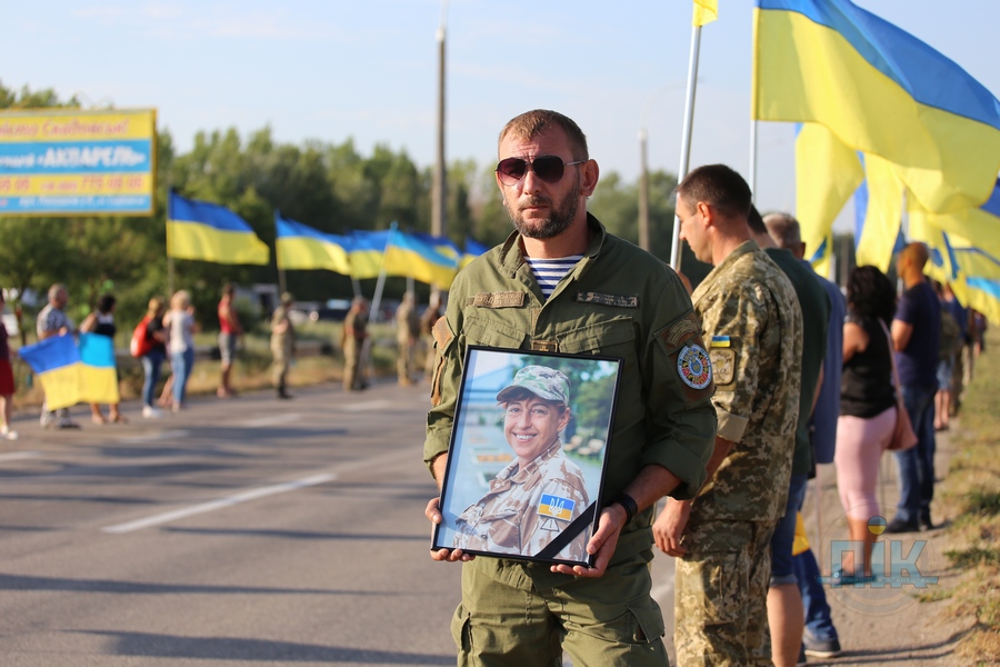 Кортеж с телом погибшей на Донбассе медика Ирины Шевченко херсонцы встречали на коленях (фото)