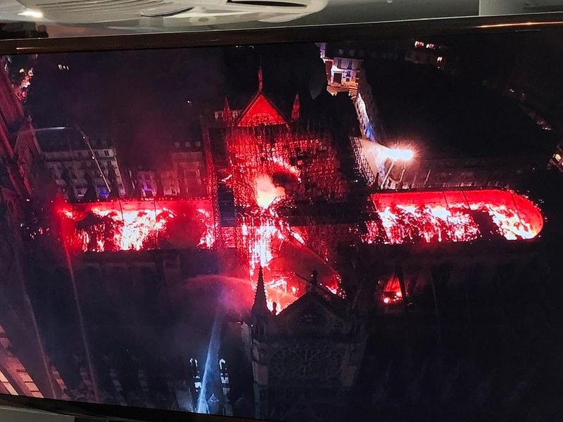 Крест алтаря собора Парижской Богоматери светится в дыму после разрушительного пожара (фото, видео)