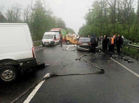 Крупное ДТП под Киевом: на Варшавской трассе столкнулись три автомобиля, есть пострадавшие (фото)