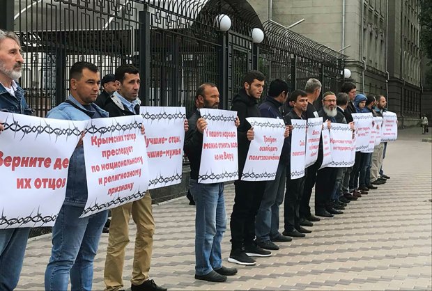 Крымские татары устроили протест под посольством России в Киеве: фото