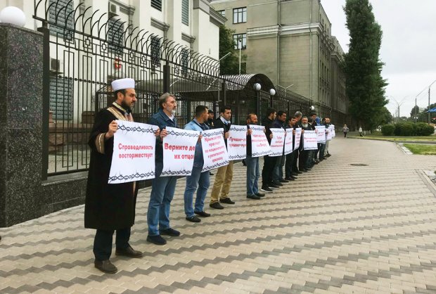Крымские татары устроили протест под посольством России в Киеве: фото