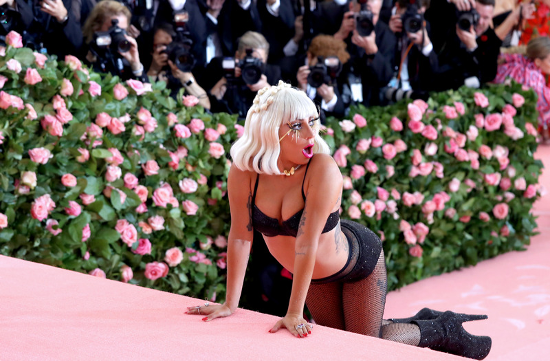 Леди Гага устроила стриптиз на балу Met Gala в Нью-Йорке: невероятные фото Леди Гага устроила стриптиз на балу Met Gala в Нью-Йорке: невероятные фото