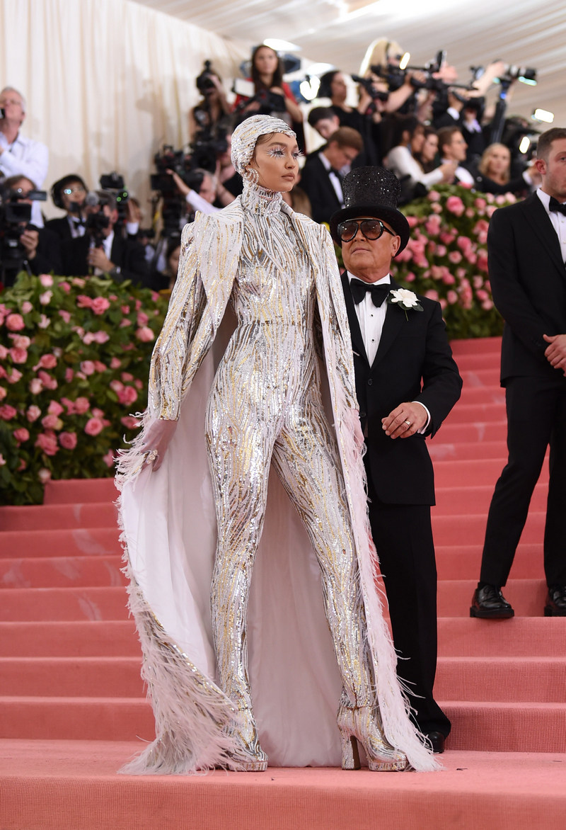 Леди Гага устроила стриптиз на балу Met Gala в Нью-Йорке: невероятные фото Леди Гага устроила стриптиз на балу Met Gala в Нью-Йорке: невероятные фото