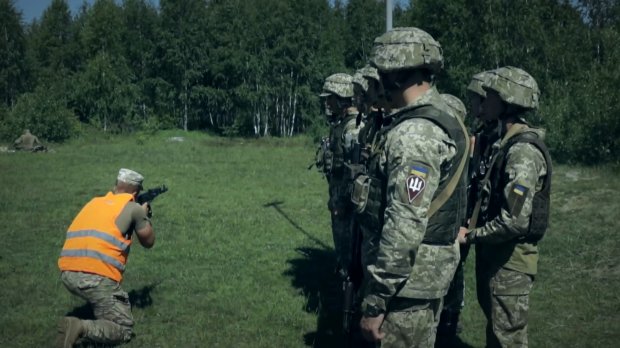Лопата – ваше життя: якими нещадними методами вчать окопуватись українських курсантів