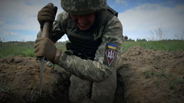 Лопата – ваше життя: якими нещадними методами вчать окопуватись українських курсантів