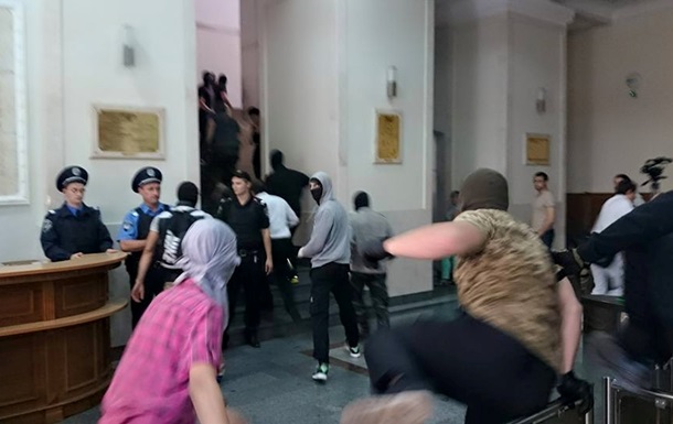 Люди в камуфляже и балаклавах штурмовали горсовет Харькова