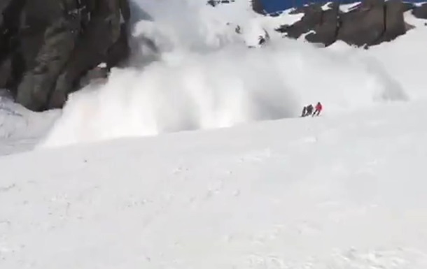Лыжник снял на видео попытку бегства от лавины
