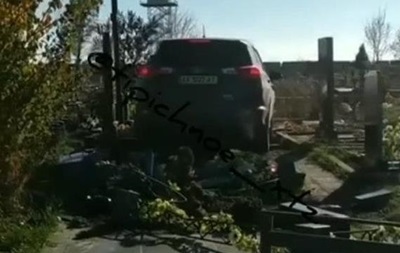 Маневры священника на джипе по могилам: стали известны подробности