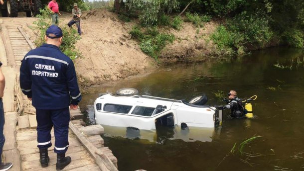 Машина зірвалася з мосту у річку на Чернігівщині: водій загинув на місці