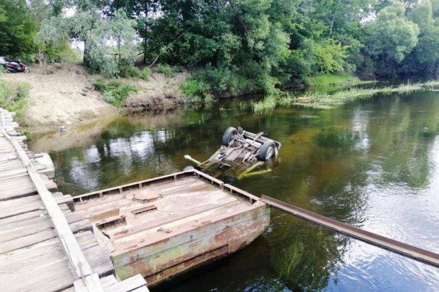 Машина зірвалася з мосту у річку на Чернігівщині: водій загинув на місці