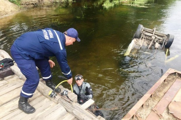 Машина зірвалася з мосту у річку на Чернігівщині: водій загинув на місці
