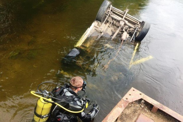 Машина зірвалася з мосту у річку на Чернігівщині: водій загинув на місці