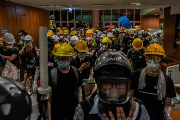 Масові протести у Гонконгу: учасники акції увірвалися в будівлю парламенту – фото, відео
