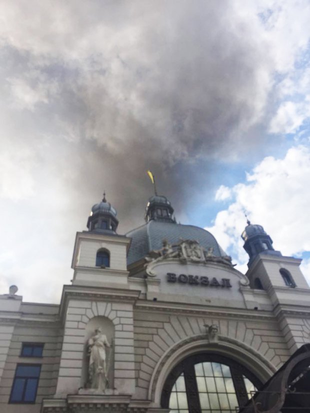 Масштабный пожар на вокзале во Львове: огонь удалось потушить