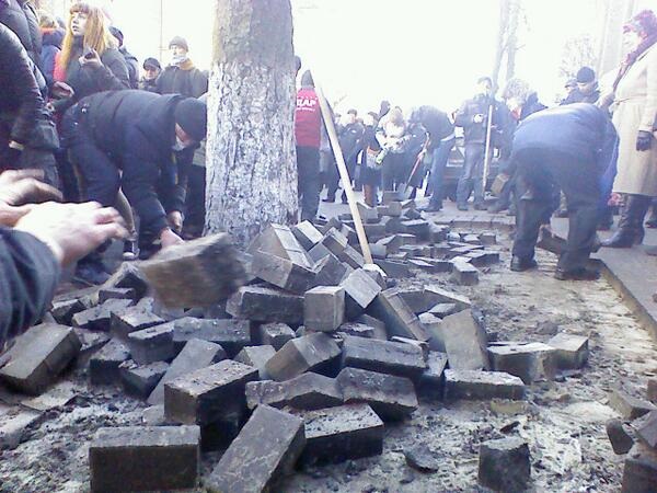 Майдан онлайн. Перемирие: Рада проголосовала за отстранение Захарченко и освобождение ТимошенкоСюжет