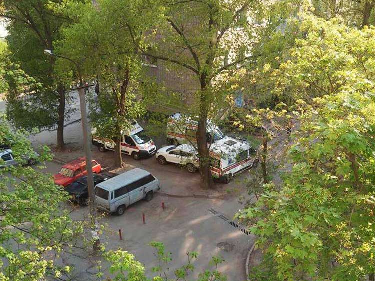 Месть на скорую руку: в Днепре водители карет скорой помощи остроумно проучили автохама