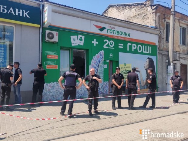 Миллион долларов и вертолет: в Одессе неизвестный захватил в заложники двух женщин