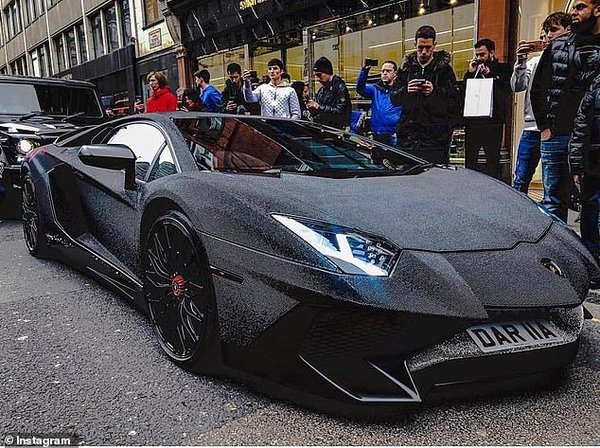 Молдавская модель украсила двумя миллионами кристаллов Swarovski автомобиль Lamborghini Aventador (фото)