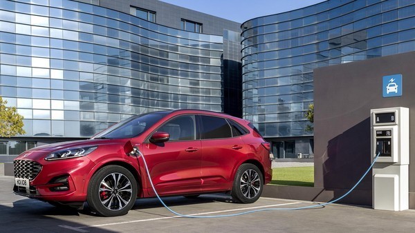 На бензине и электричестве: Ford представил сразу три гибридные версии кроссовера Kuga