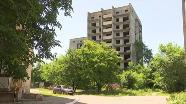 На Дніпропетровщині дві школярки випали з 9-го поверху будинку: одна загинула