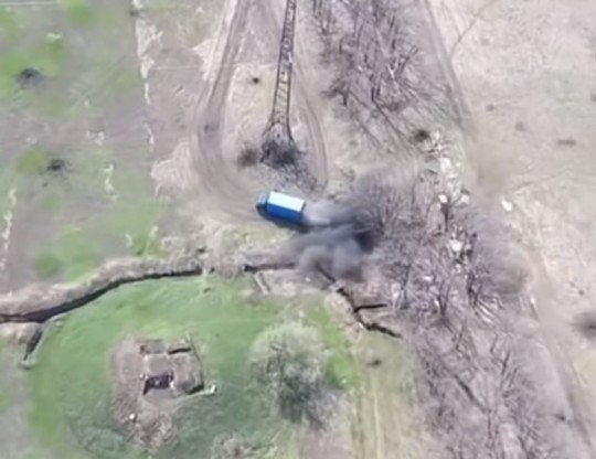 На Донбассе ВСУ уничтожили авто, подвозившее боевикам боеприпасы (видео)