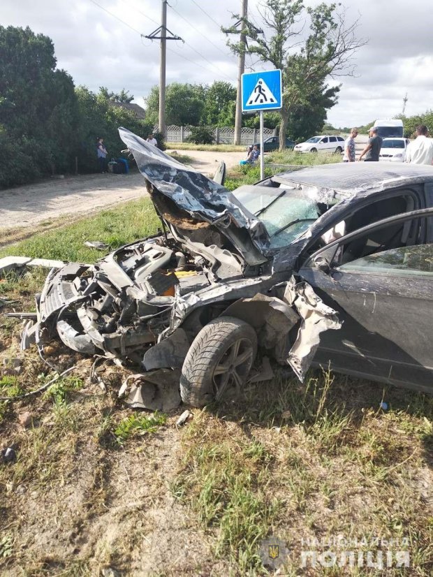 На Херсонщине легковушка въехала в людей на остановке: есть погибшие (фото)