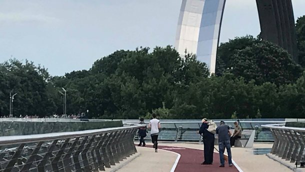 На мост Кличко снова потянуло нетрезвого водителя: фото