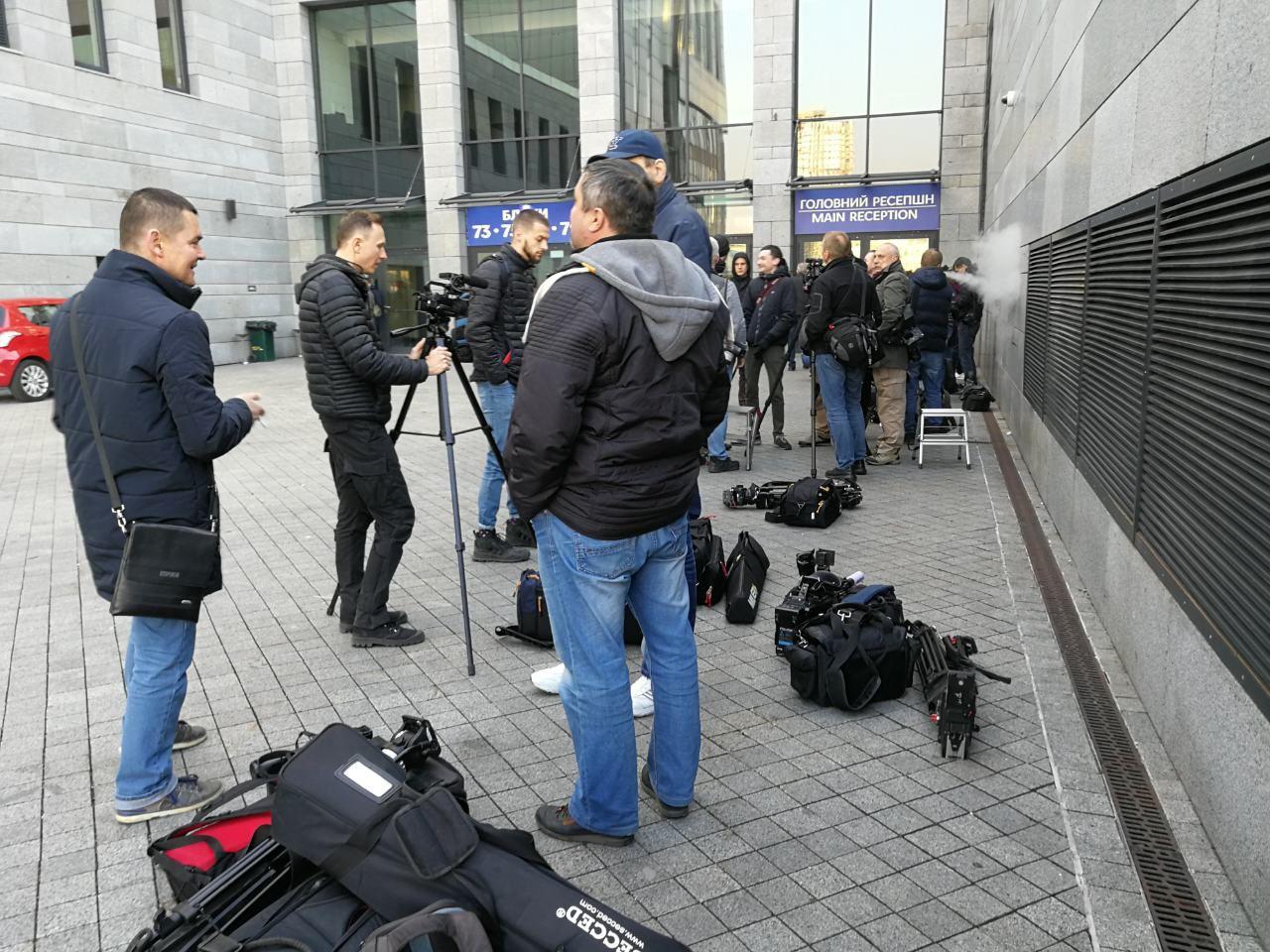 На НСК Олимпийский, куда Порошенко позвал Зеленского сдавать анализы, уже собираются журналисты (фото)