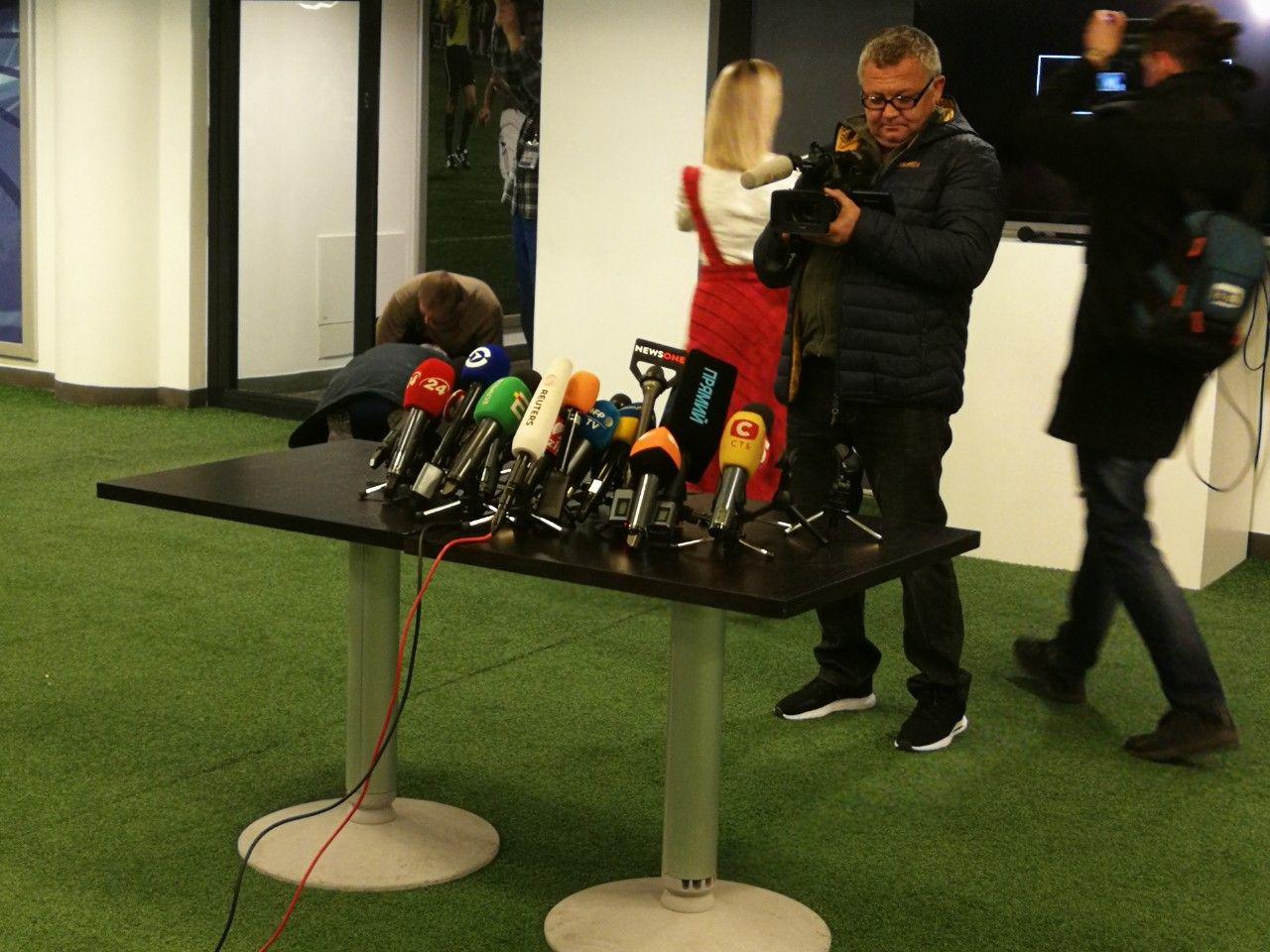 На НСК Олимпийский, куда Порошенко позвал Зеленского сдавать анализы, уже собираются журналисты (фото)