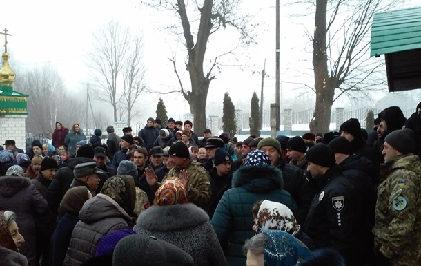 На Тернопольщине произошла потасовка возле храма