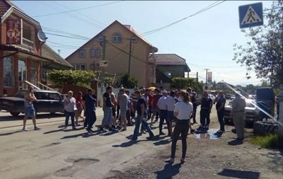 На Закарпатье перекрыли дорогу с требованием ремонта