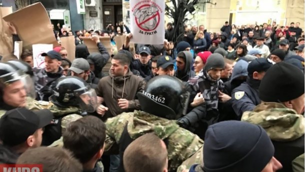 Нацкорпус снова устроил столкновения к приезду Порошенко – на этот раз в Ивано-Франковске