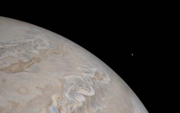 NASA показало снимок Юпитера и его спутника Ио