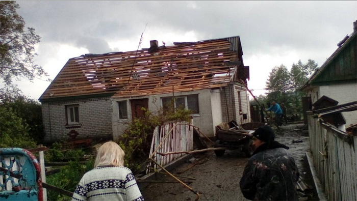 Очевидцы сняли на видео крупный смерч в Житомирской области: ужасающие кадры