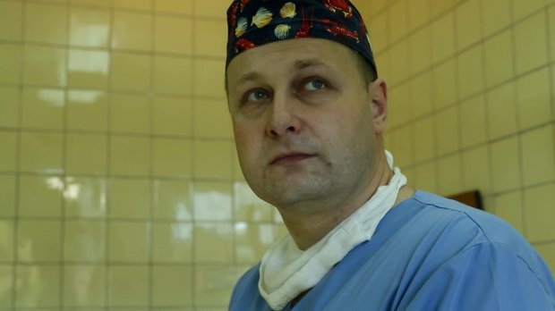 Операционным столом была кушетка из аэропорта: история медика, который спасал жизнь на Донбассе