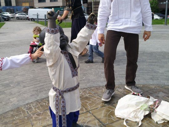 Основателей Киева одели в вышиванки (фото)