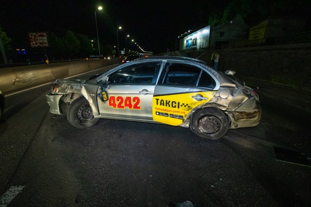 Пяний водій влетів у таксі, у якому їхала сімя з дитиною: є постраждалі (фото та відео)