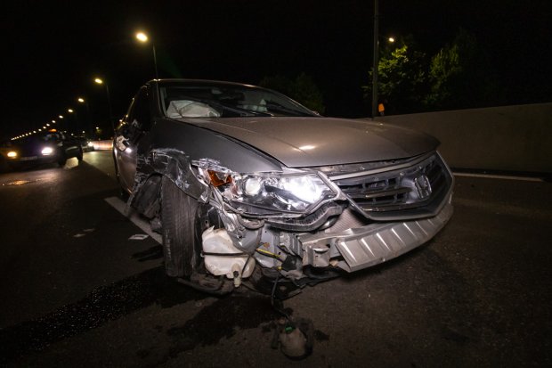 Пяний водій влетів у таксі, у якому їхала сімя з дитиною: є постраждалі (фото та відео)
