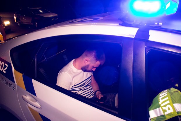 Пяний водій влетів у таксі, у якому їхала сімя з дитиною: є постраждалі (фото та відео)